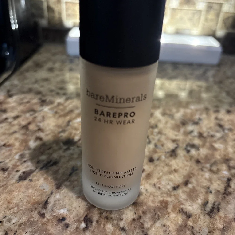 Bare Minerals~BarePro Skin-Perfecting Matte Liquid Foundation ~ Light 28 N  3-27